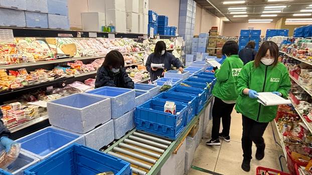 店舗バックヤードでのパッキング作業